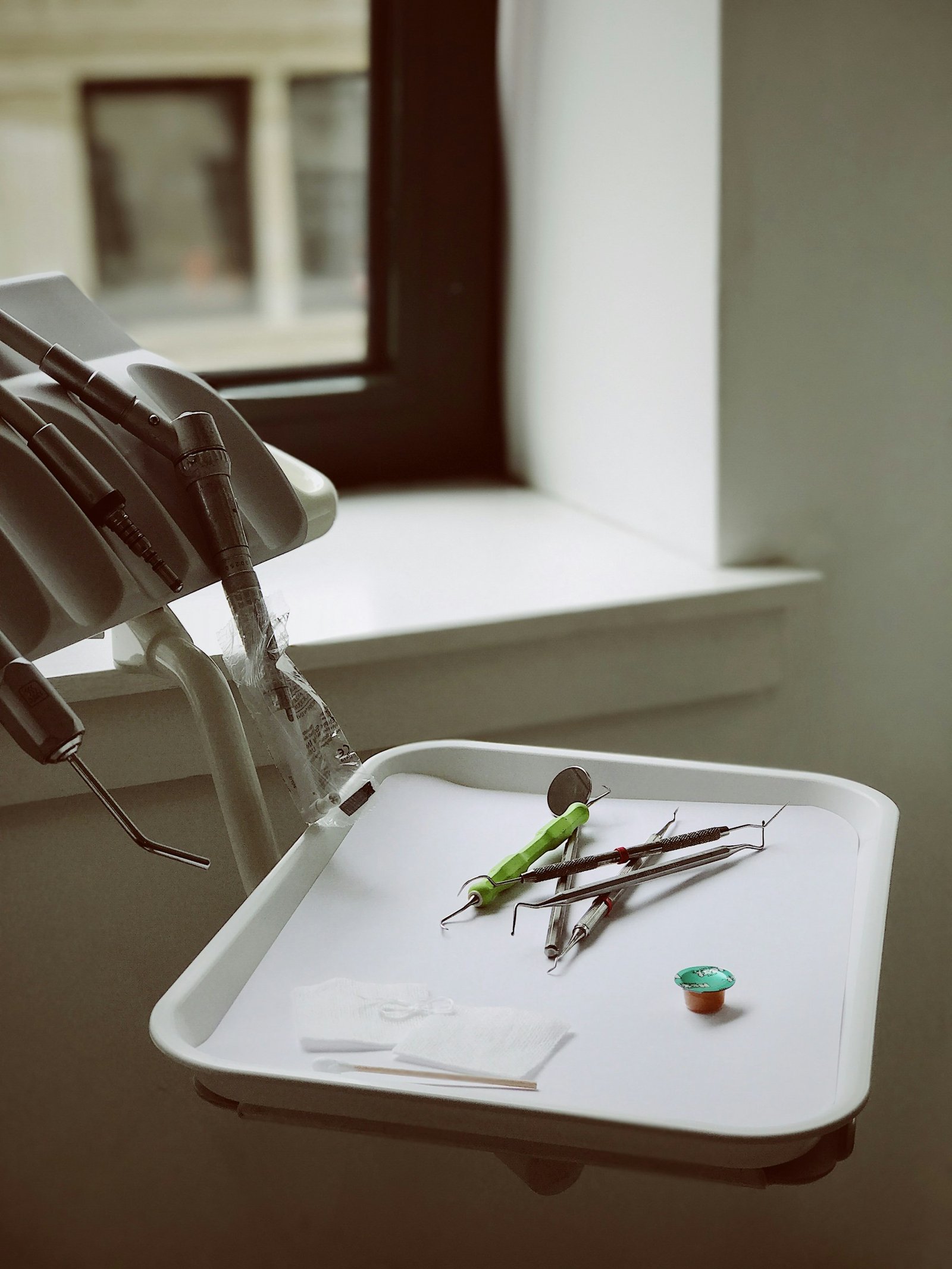 Sterile Instrumente auf einem Behandlungs-Tray vor einem Fenster — eine ruhige Aufnahme aus der Praxis.