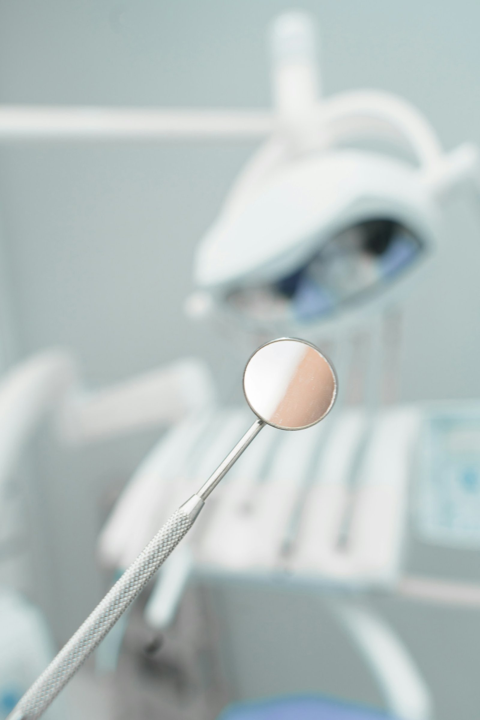 Detail aus der Praxis — sterilisierter Zahnspiegel im Licht.